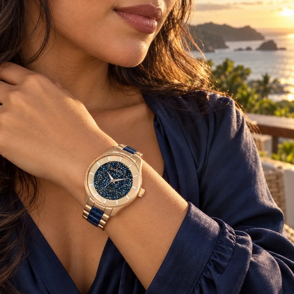 Invicta Angel para mujer, dos tonos con esfera azul (24662) en la muñeca