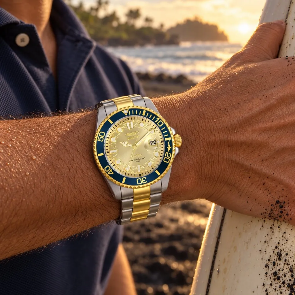 Invicta Pro Diver de cuarzo, dos tonos con esfera dorada (30022) en la muñeca