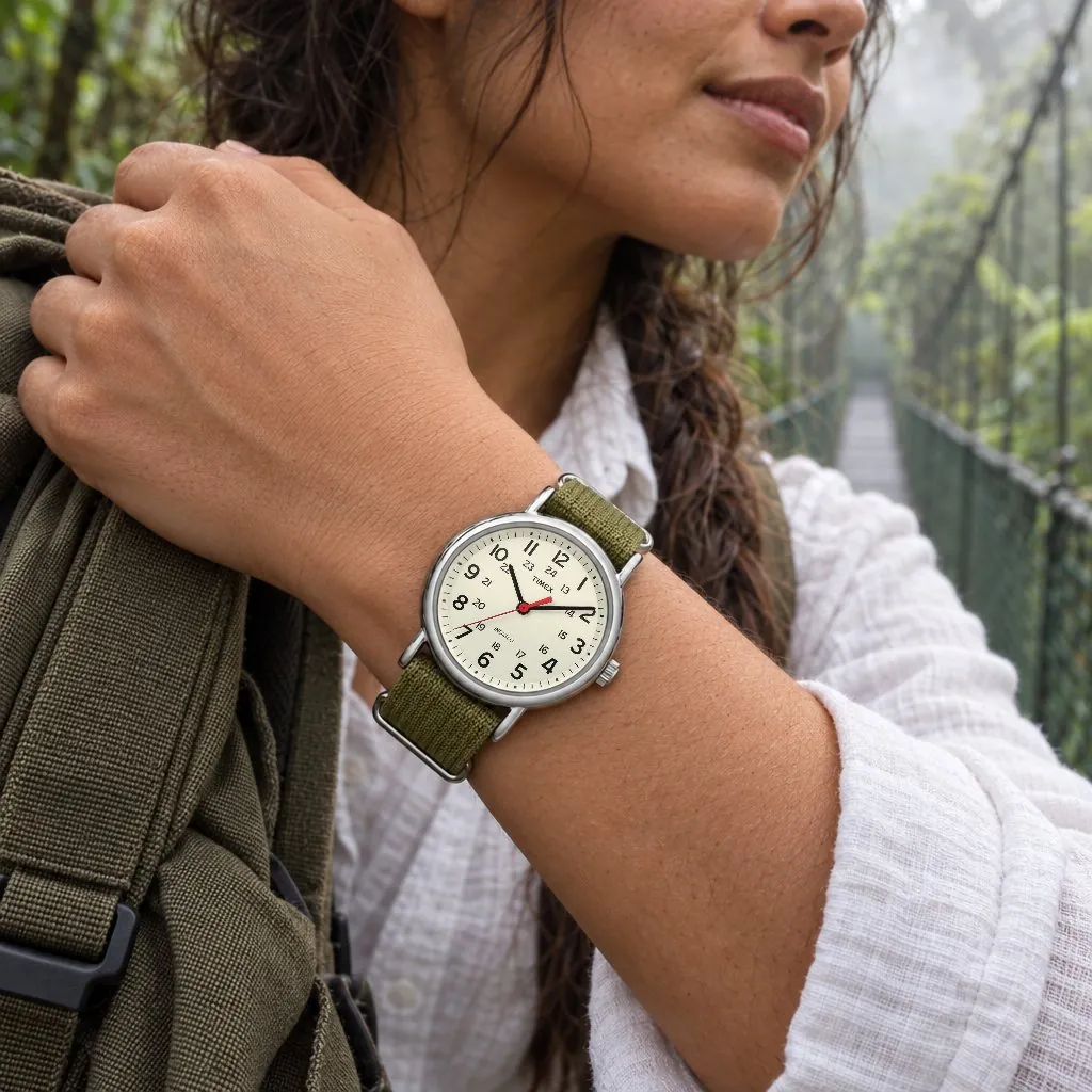 Timex Weekender 38 mm, correa de tela verde (T2N651) en la muñeca